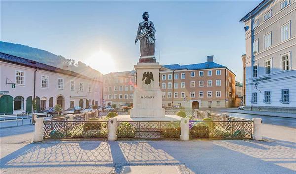 Salzburg Stadtleben Mozartplatz