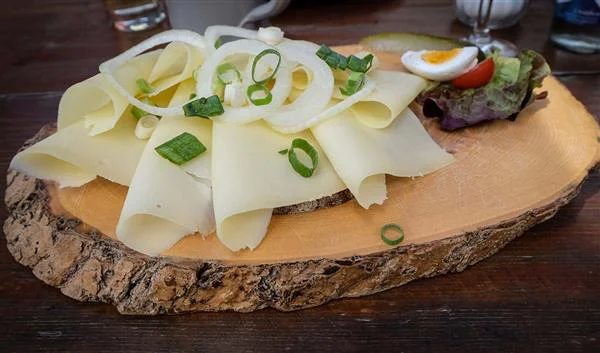 Cologne-Bonn Cuisine Halve Hahn